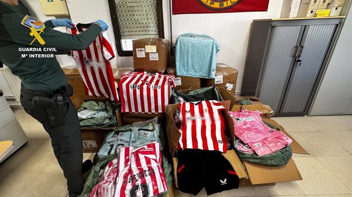 Equipaciones falsificadas intervenidas en la operación