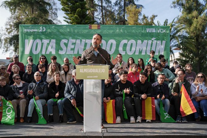 El presidente de Vox, Santiago Abascal, interviene en la clausura de un acto de campaña, en el Parque de la Piedad, a 13 de diciembre de 2025, en Almendralejo, Badajoz, Extremadura (España). El evento es un mitin central de campaña en el que Abascal prese