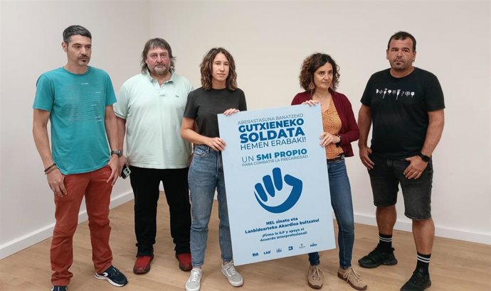 Archivo - Representantes de ELA, LAB, ESK, Steilas, Etxalde e Hiru en la presentación de firmas para un smi propio