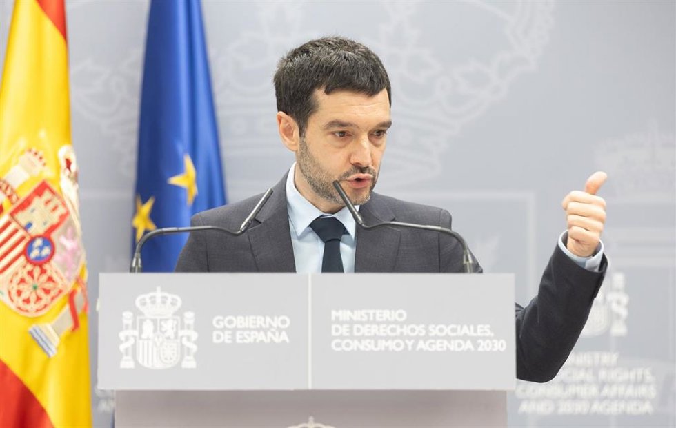El ministro de Derechos Sociales, Consumo y Agenda 2030, Pablo Bustinduy, durante una rueda de prensa, a 15 de diciembre de 2025, en Madrid (España). El Ministerio de Derechos Sociales, Consumo y Agenda 2030 ha sancionado con 64 millones de euros a la p
