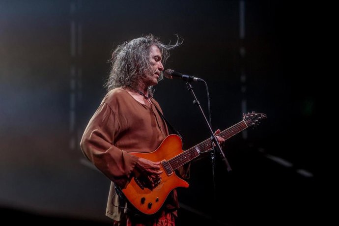 Archivo - El cantante Roberto Iniesta, 'Robe', durante un concierto en el Auditorio Miguel Ríos, a 25 de mayo de 2024, en Rivas-Vaciamadrid, Madrid (España).