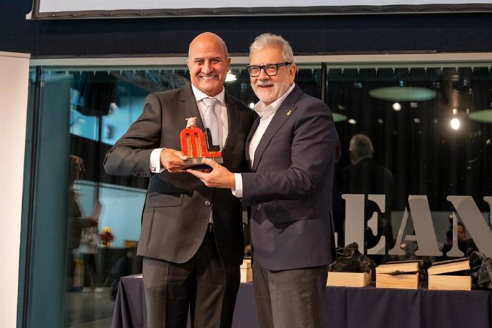 El director de Operaciones de ElPozo Alimentación, Juan Pedro Florido, recibe el premio PronosPorc de manos de Félix Larrosa, alcalde de Lleida y presidente de Mercolleida