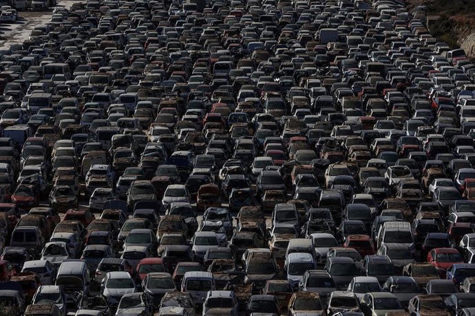 Archivo - Vista aérea de un desguace de vehículos