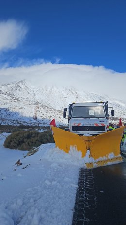 Un vehículo quitanieves acondiciona la carretera en el Parque Nacional del Teide