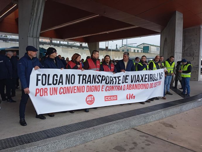 Protesta por la huelga de transportes, en la estación de Santiago a 5 de diciembre de 2025