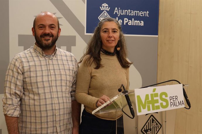 Los regidores de MÉS per Palma Miquel Àngel Contreras y Neus Truyol en rueda de prensa.