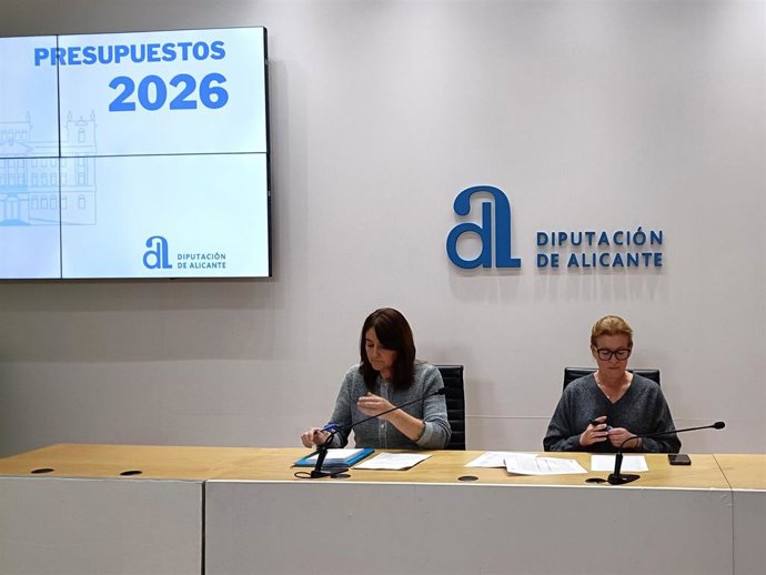 Las vicepresidentas de la Diputación de Alicante, Marina Sáez (i) y Ana Serna (d), durante la presentación del anteproyecto de presupuestos de la institución provincial para 2026