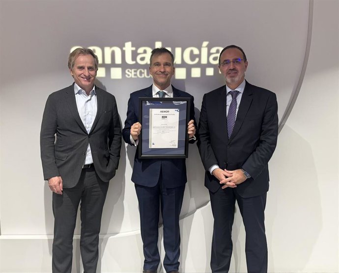 De idza a dcha: el director general de Santalucía, Dominique Uzel; el CEO de Aenor, Rafael García Meiro; y el consejero director general de Santalucía, Andrés Romero.