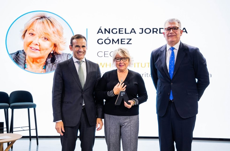 El director de Negocio de CaixaBank, Jaume Masana; la ganadora del Premio A Profesional Autónoma de 2025, Ángela Jordana, y el director comercial segmento Negocios de CaixaBank, Toni Rodríguez.