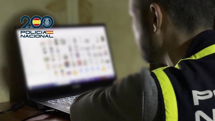 La Policía Nacional ha detenido a un hombre en Álava por fotografiar a menores en la vía pública y manipularlas con IA para crear pornografía infantil.