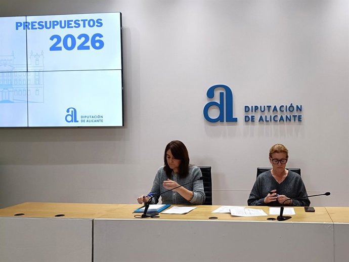 Les vicepresidentes de la Diputació d'Alacant, Marina Sáez (e) i Ana Serna (d), durant la presentació de l'avantprojecte de pressupostos de la institució provincial per al 2026