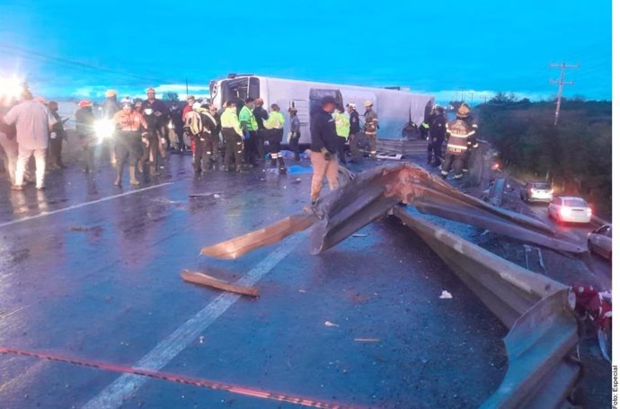 Choque y volcadura de camión de transporte público en Apodaca deja ocho muertos y 13 lesionados