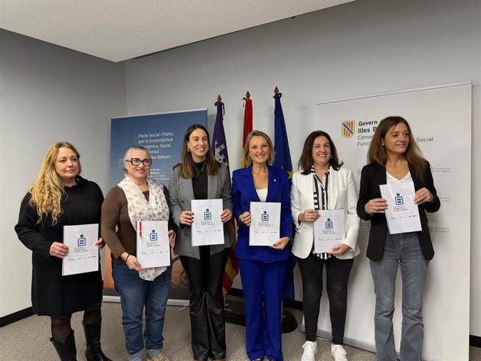La consellera de Trabajo, Función Pública y Diálogo Social, Catalina Cabrer, con representantes del IbDona, CAEB, Pimeb, CCOO, UGT y el Ibassal en la firma del Plan para la Igualdad en el Ámbito Laboral.