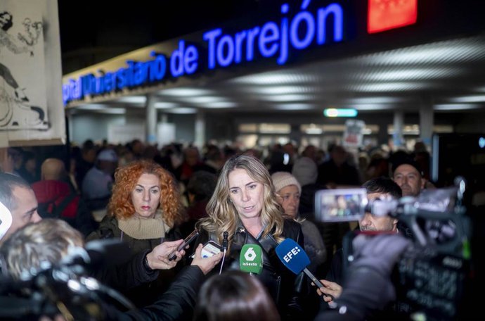 Mar Espinar, Portavoz del Grupo Socialista en la Asamblea de Madrid, durante una concentración ante el Hospital de Torrejón