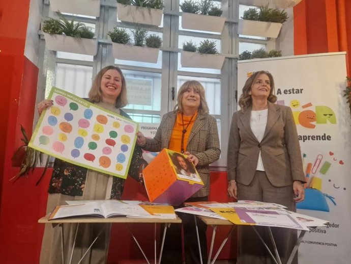 La consejera Educación, Cultura y Deporte del Gobierno de Aragón, Tomasa Hernández, presenta el programa Rebién, en el Centro de Profesorado Juan de Lanuza de Zaragoza