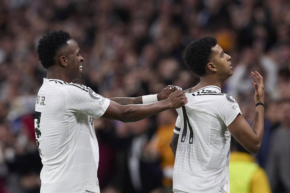 Archivo - Los jugadores del Real Madrid Vinícius Júnior (izquierda) y Rodrygo Goes celebran un gol en el partido de la Champions League 2024-25 ante el Atlético de Madrid en el Santiago Bernabéu.