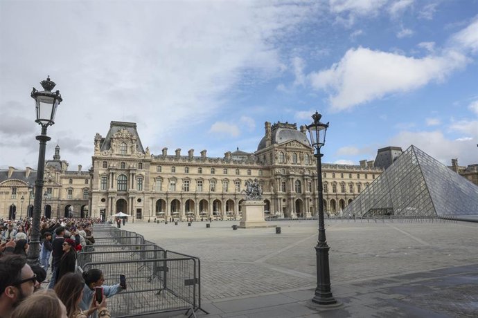 Archivo - October 20, 2025, Paris, France, France: Fermeture du Musee du Louvre ce lundi 20 octobre 2025 suite au braquage du dimanche 19 octobre 2025.