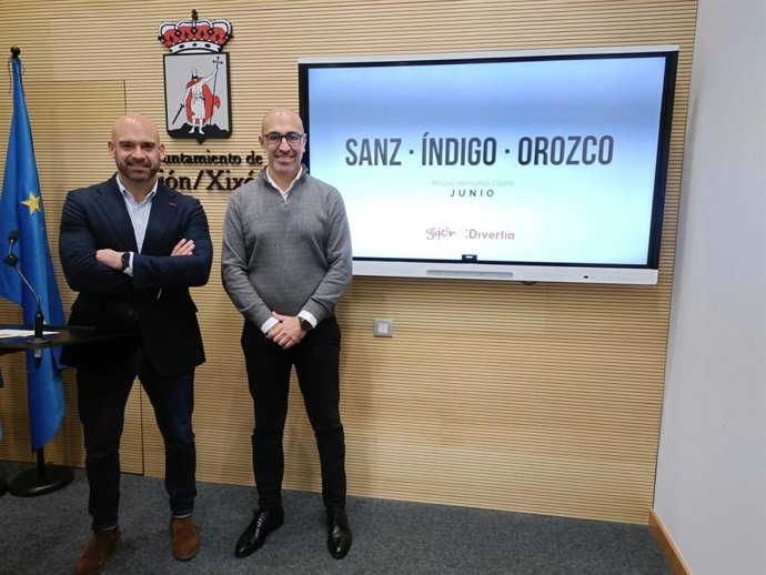 El presidente de Divertia, Óliver Suárez, en rueda de prensa en el Consistorio gijonés, junto al edil de Festejos, Jesús Martínez Salvador.