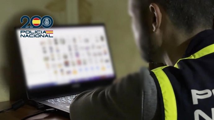 La Policía Nacional ha detenido a un hombre en Álava por fotografiar a menores en la vía pública y manipularlas con IA para crear pornografía infantil.