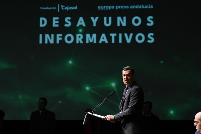 O Presidente do Governo Regional da Andaluzia, Juanma Moreno, participa da reunião informativa organizada pela Europa Press Andalucía intitulada "Autônomos e empreendedores impulsionam a Andaluzia do futuro" em Jerez de la Frontera (Cádiz). Em 15 de dezem
