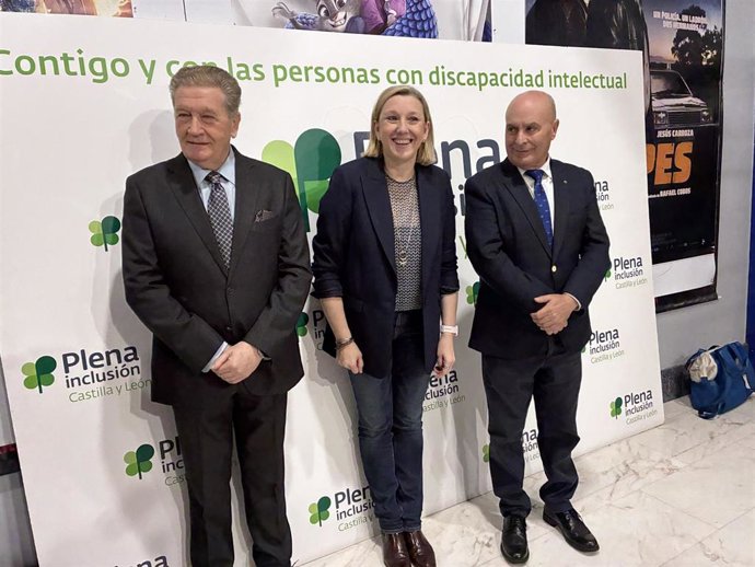 Isabel Blanco, momentos antes de participar en el estreno en Valladolid del documental 'Lo imposible se hará'. Junto a ella (i) el presidente de Plena Inclusión, Juan Pablo Torres, y el vicepresidente José Gómez Martín.