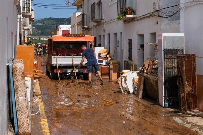 Archivo - Un carrer d'Alcanar després de les inundiacions