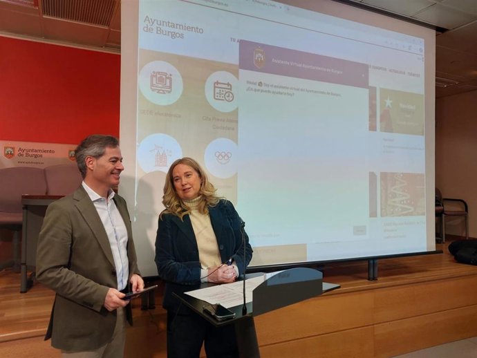 La alcaldesa de Burgos, Cristina Ayala, y el concejal de Modernización Administrativa y Digitalización, César Barriada, presentan el asistente virtual de IA.