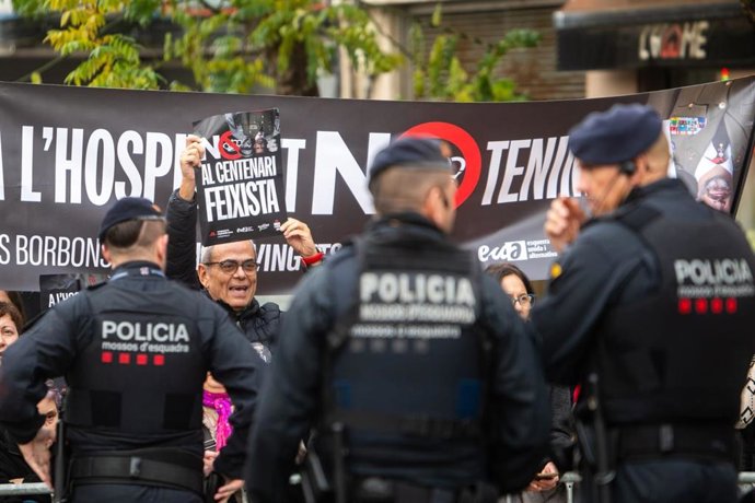 Protesta contra la presencia del Rey en L'Hospitalet de Llobregat (Barcelona).
