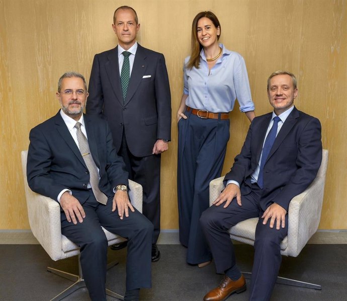 De izq a dcha: el presidente y cofundador de Flinket, Joan Mir; el miembro del consejo y cofundador, Chisco de Ascanio; la consejera delegada y cofundadora, Gabriela Orille; y el director general de MGC Mutua y CA Life, Xavier Plana.