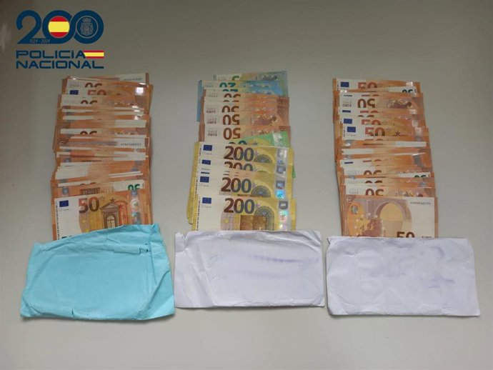 Parte del dinero intervenido al detenido por el robo de un coche de alquiler y a un turista en Playa de Palma.