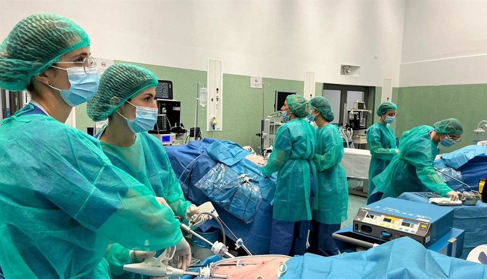 Archivo - Imagen del Centro de Simulación de Iavante en Granada recreando entornos asistenciales que permiten la formación en una gran diversidad de abordajes quirúrgicos.