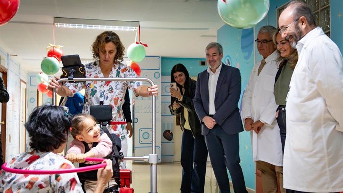 El presidente de Canarias, Fernando Clavijo, y la consejera canaria de Sanidad, Esther Monzón, conocen el exoesqueleto pediátrico adquirido para el Hospital Materno Infantil, en Las Palmas de Gran Canaria