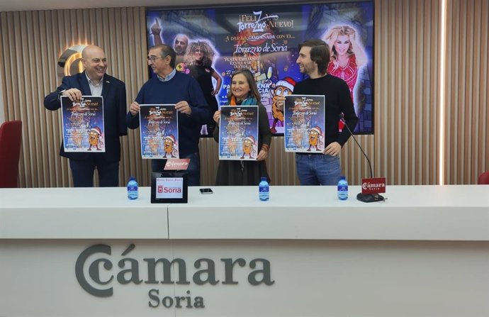 De izda a dcha, Juanjo Delgado, Samuel Moreno, Elia Jiménez e Iván Manrique presentan 'Feliz Torrezno Nuevo'.