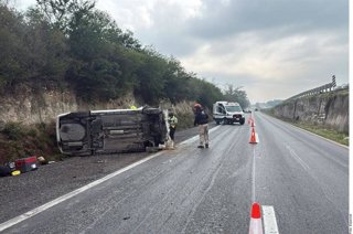 Conductor resulta con golpes leves tras volcar su auto en la Carretera Nacional, en Linares