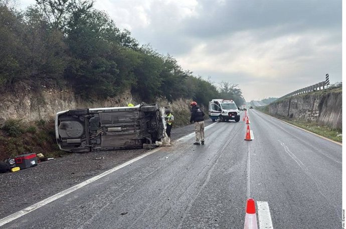 Conductor resulta con golpes leves tras volcar su auto en la Carretera Nacional, en Linares