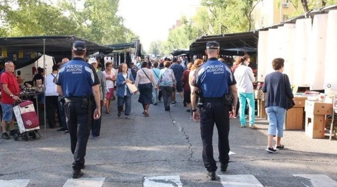 Archivo - Policías municipales de Madrid patrullan por un mercadillo