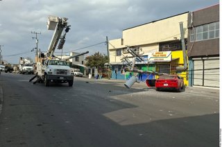 Conductor choca a alta velocidad contra poste y transformador en Apodaca, deja colonia sin luz y resulta lesionado