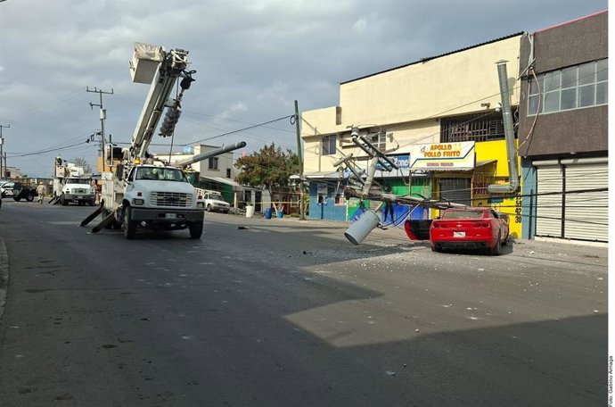 Conductor choca a alta velocidad contra poste y transformador en Apodaca, deja colonia sin luz y resulta lesionado