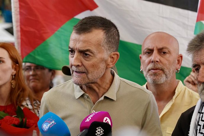 Archivo - El coordinador federal de Izquierda Unida, Antonio Maíllo atiende a los medios. A 7 de octubre de 2025 en Málaga, Andalucía (España). (Foto de archivo).