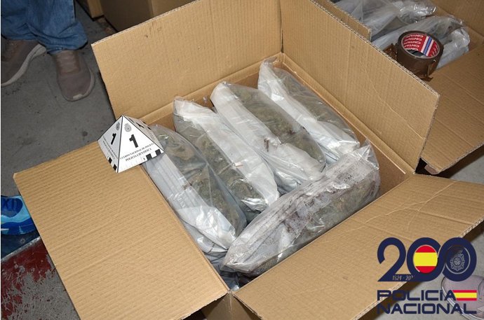 Una de las cajas incautadas por la Policía Nacional en El Prat de Llobregat (Barcelona)