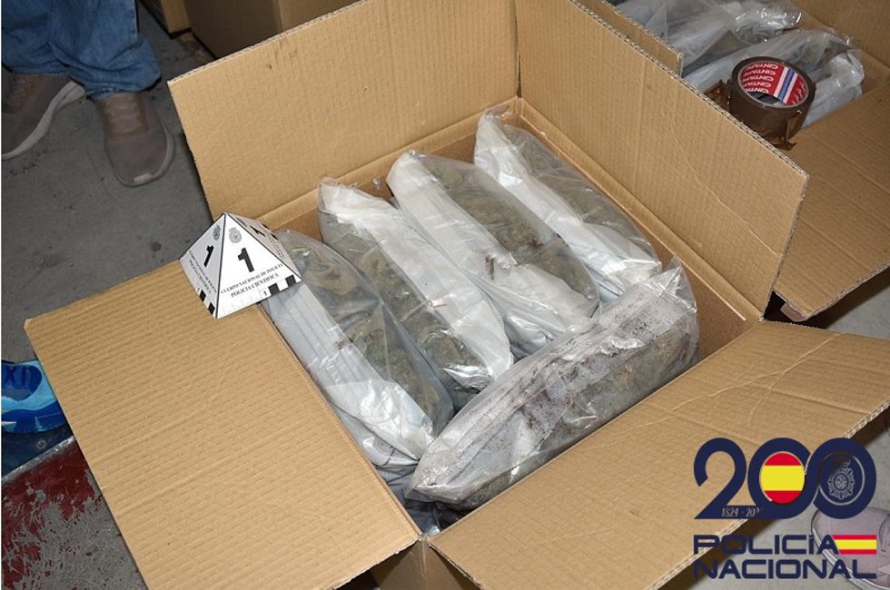 Una de las cajas incautadas por la Policía Nacional en El Prat de Llobregat (Barcelona)