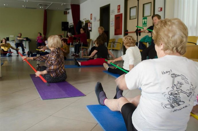 Archivo - Personas mayores haciendo gimnasia.
