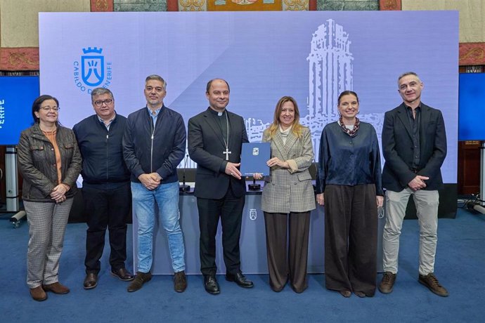 El obispo de Tenerife, Eloy Santiago, y la presidenta del Cabildo de Tenerife, Rosa Dávila (en el centro) en la firma del convenio de restauración de patrimonio eclesiástico
