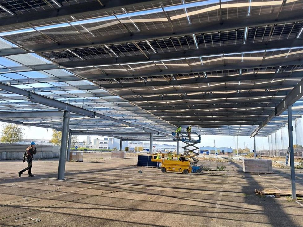 Prosolia Energy despliega marquesinas fotovoltaicas híbridas en plantas de Stellantis en Francia