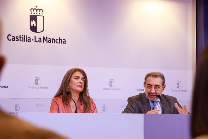 El consejero de Sanidad, Jesús Fernández Sanz, junto a la directora general de Planificación, Ordenación e Inspección Sanitaria y Farmacia, Carmen Encinas.