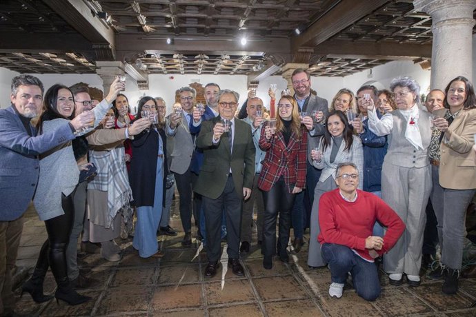 El presidente de la Diputación de Córdoba, Salvador Fuentes (centro), brinda en el desayuno navideño con los medios de comunicación.