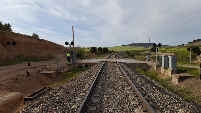 Un paso a nivel en el término de Cabra del Santo Cristo.