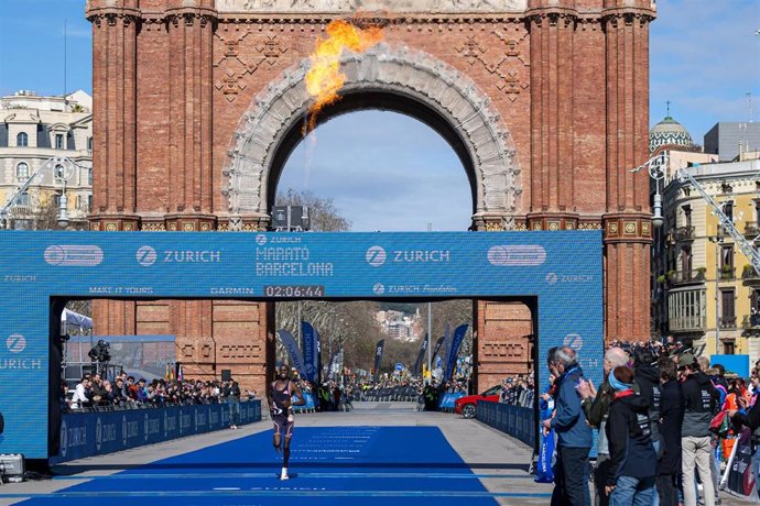 Archivo - Un corredor cruza la meta de la Zurich Marató de Barcelona 2024, a 10 de marzo de 2024, en Barcelona, Catalunya (España)