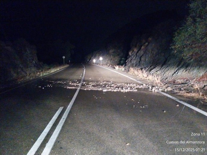 Arrastres en una carretera de Cuevas del Almanzora (Almería).