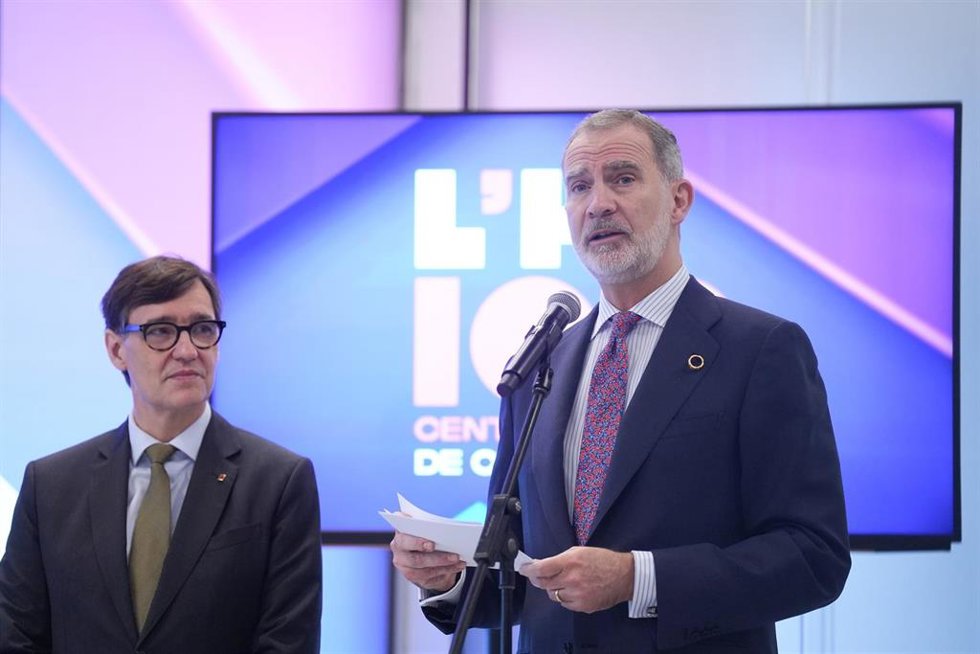 El Rey Felipe VI (d), y el presidente de la Generalitat, Salvador Illa (i), durante una visita al centro La Florida 6.0., a 15 de diciembre de 2025, en L'Hospitalet de Llobregat, Barcelona, Catalunya (España). El Rey visita la localidad barcelonesa de l
